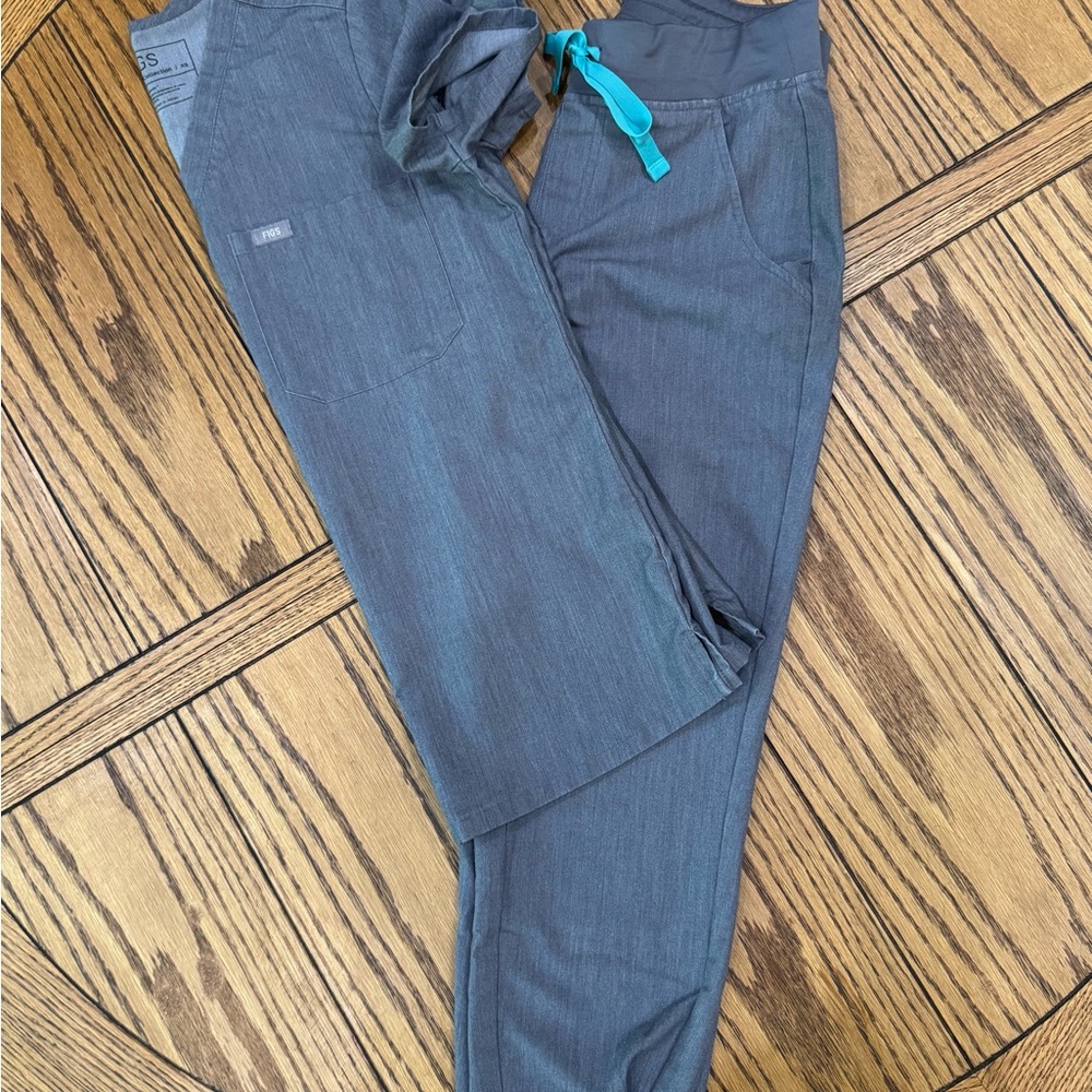 Figs Zamora Jogger scrub pants (XSP) + Figs Catarina top (XS) - Graphite